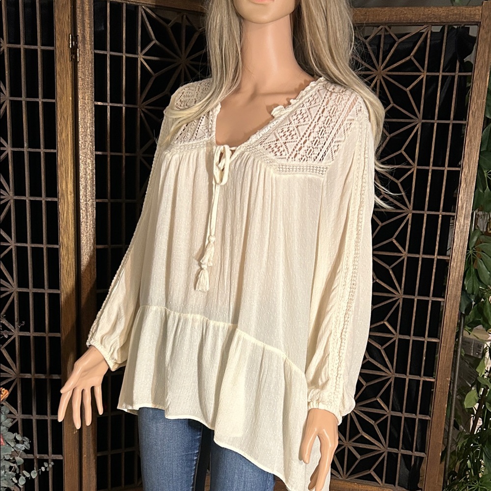 AMERICAN EAGLE CREAM HI-LO PEASANT TOP M